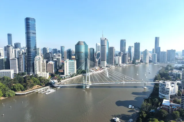The Brisbane CBD and the Kurilpa Bridge over the Brisbane River on a clear day