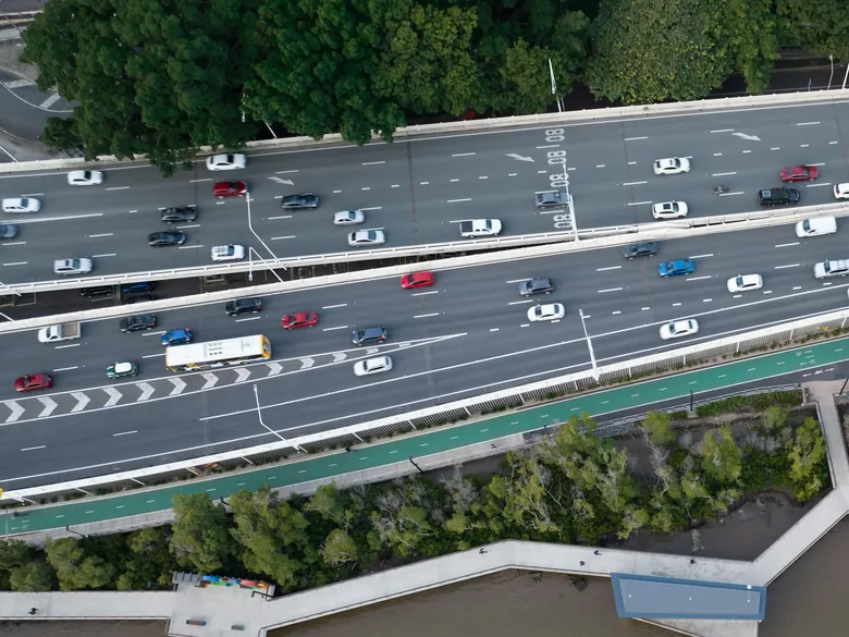 Traffic on the Pacific Motorway beside the Brisbane River, seen from above